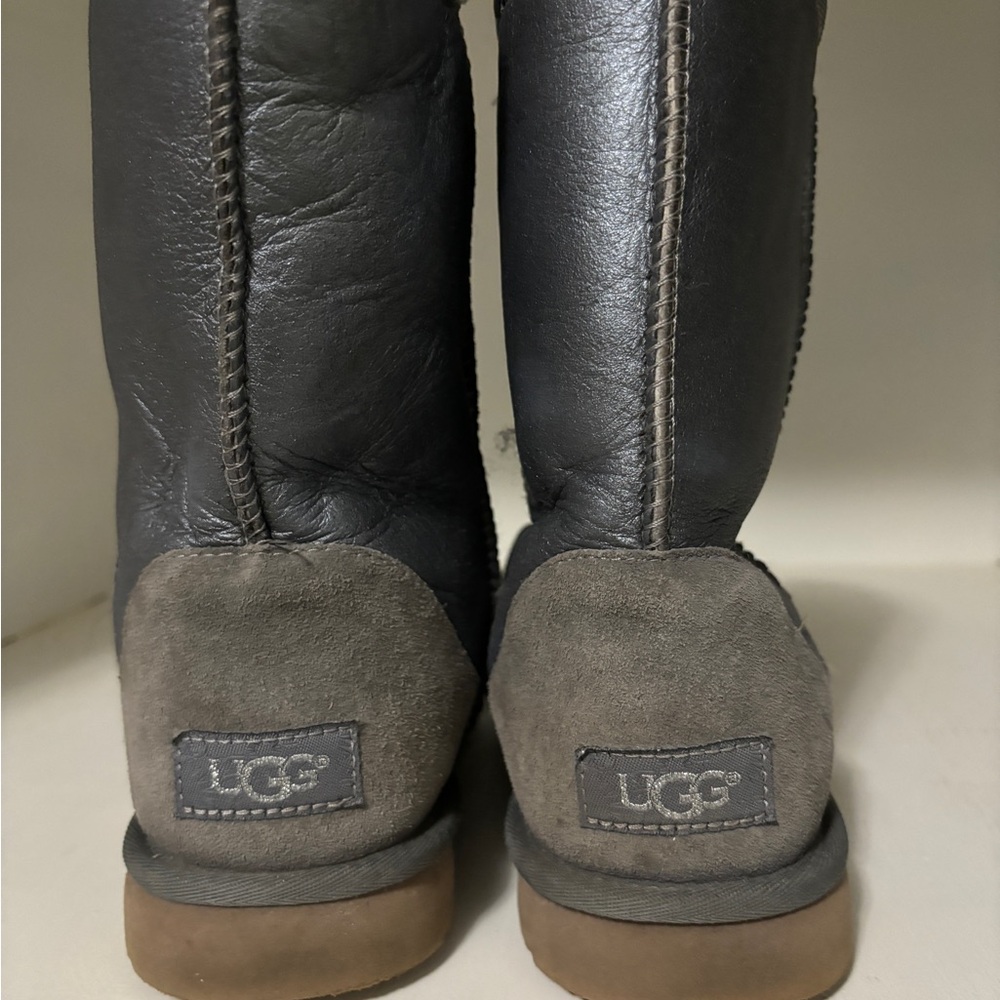 UGG Silver Metallic Classic Short II Sheepskin Lined Boots Sz 8 - Picture 2 of 5